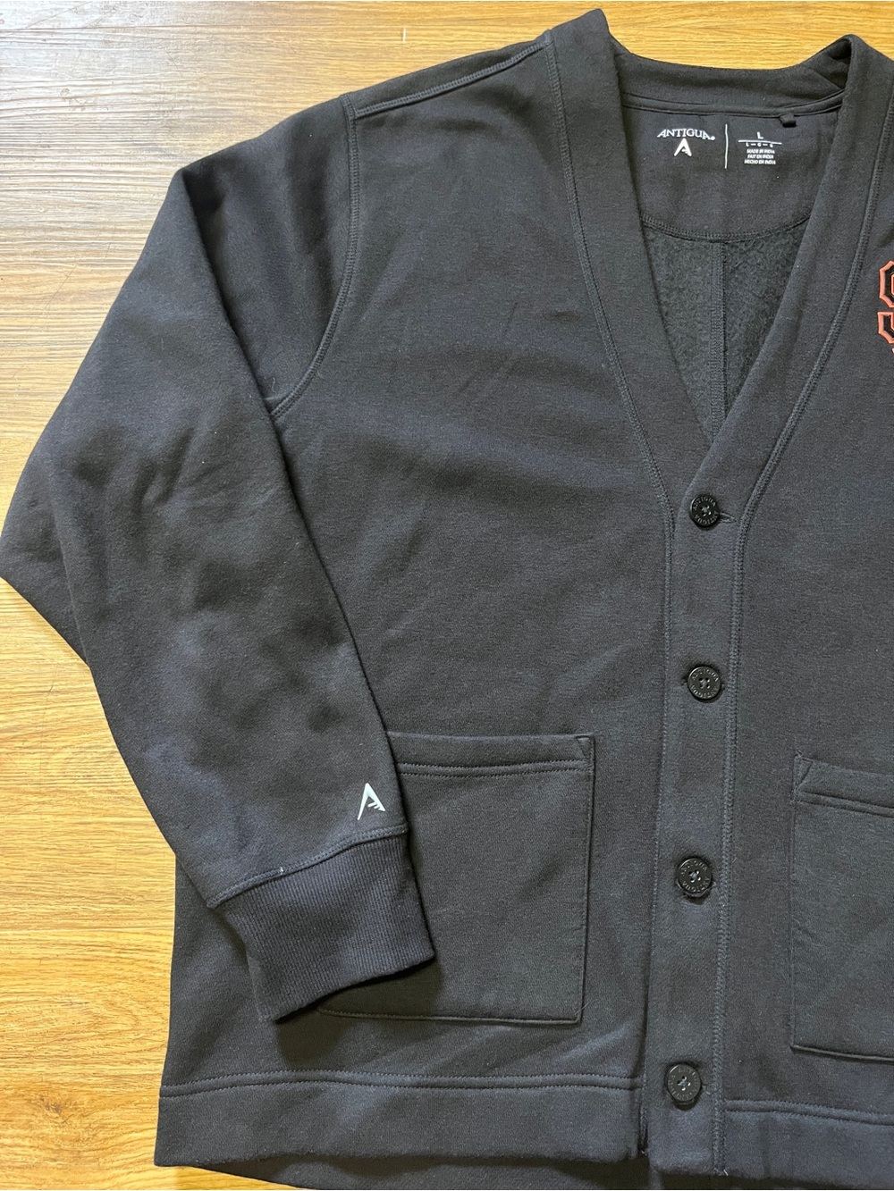 Men’s San Francisco Giants Antigua Black Victory Button-Front Cardigan Sweater - Picture 3 of 8
